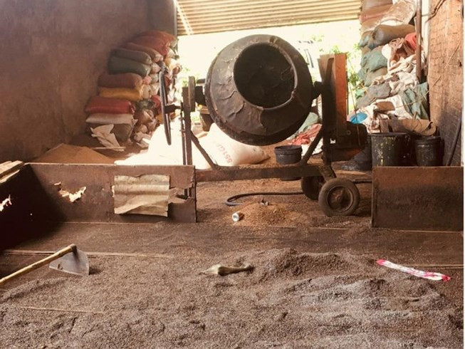 Máy bê tông dùng để trộn vỏ cà phê với pin và đá nhuyễn. Ảnh: NLĐO