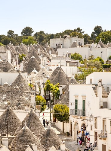  Alberobello, Ý. Alberobello nổi tiếng với khu phức hợp bao gồm 1400 tòa nhà ba tầng được UNESCO công nhận là một phần của di sản nhân đạo và lịch sử.