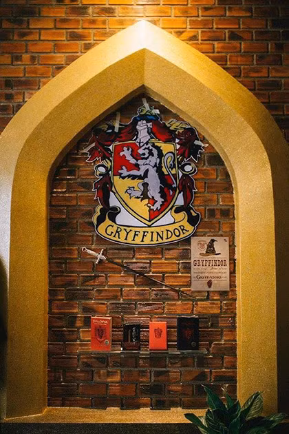 Thanh gươm nổi tiếng của nhà Gryffindor. Thanh gươm nổi tiếng của nhà Gryffindor.