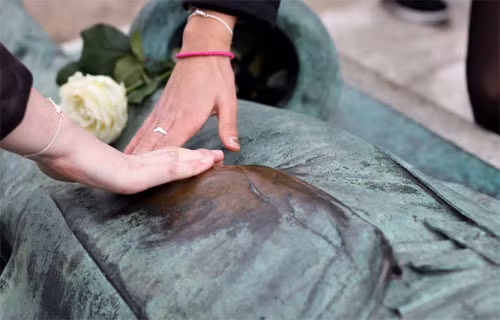  Nhiều người còn khẳng định, việc xoa tay vào chỗ kín của nhà báo chính là một hành động 