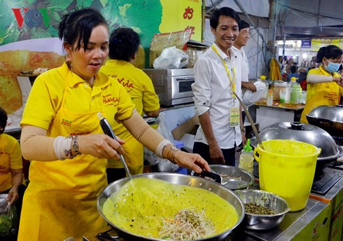 Khoảng 200 gian hàng, trong đó có hơn 100 gian hàng bánh dân gian và ẩm thực truyền thống.