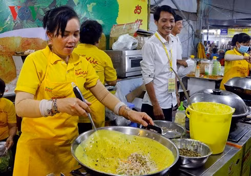 Khoảng 200 gian hàng, trong đó có hơn 100 gian hàng bánh dân gian và ẩm thực truyền thống.