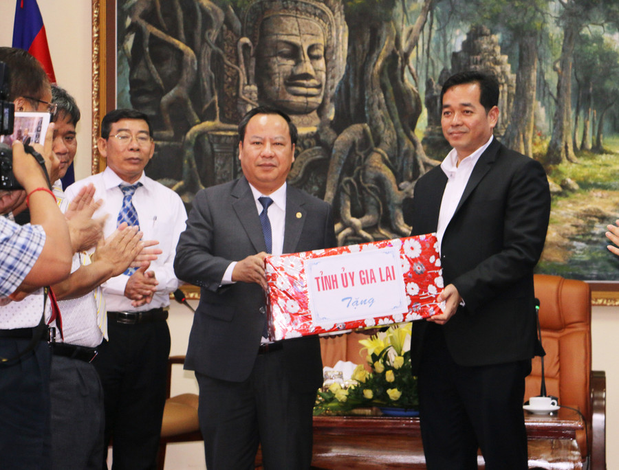 Phó Bí thư Tỉnh ủy Châu Ngọc Tuấn tặng quà cho lãnh đạo tỉnh Stung Treng. Ảnh: Trần Dung