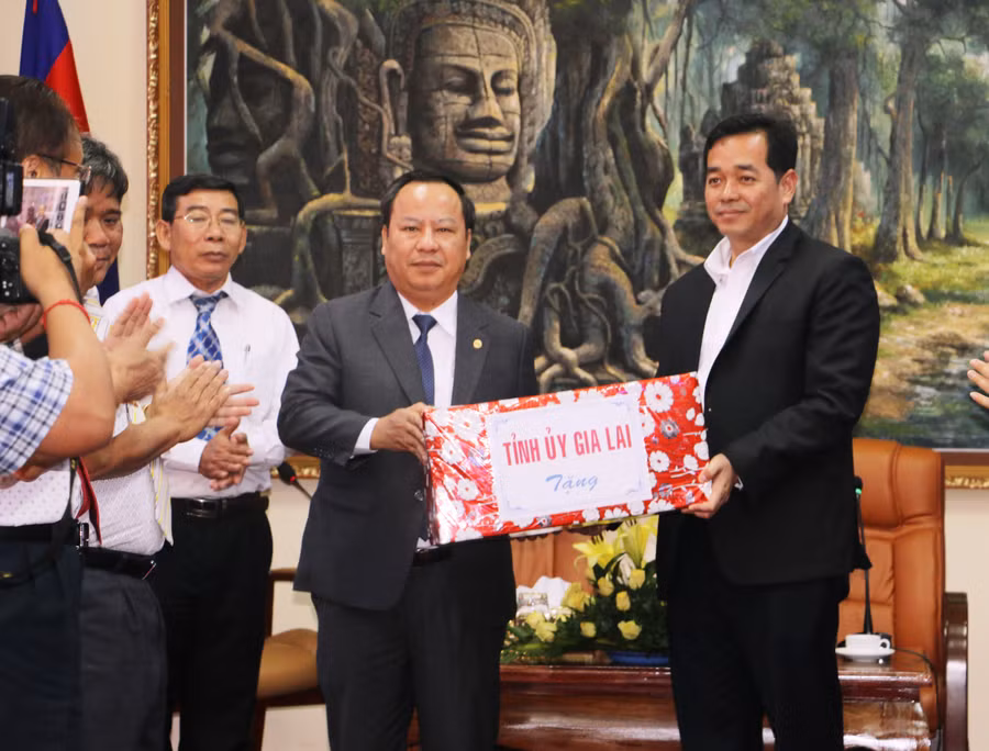 Phó Bí thư Tỉnh ủy Châu Ngọc Tuấn tặng quà cho lãnh đạo tỉnh Stung Treng. Ảnh: Trần Dung
