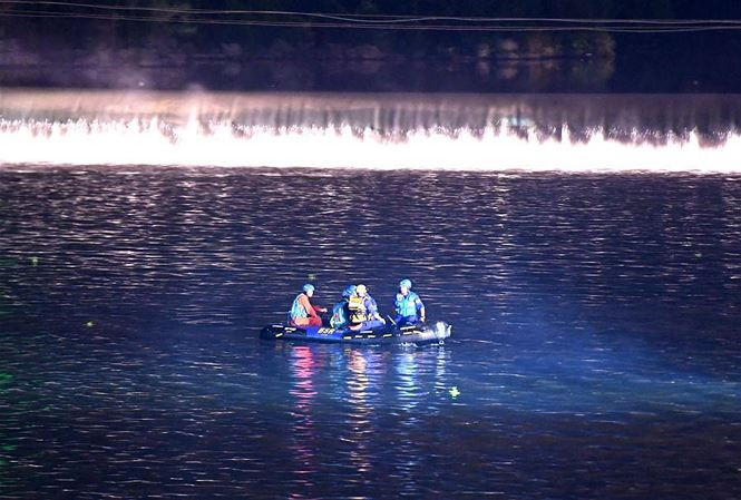  Tàu cứu hộ trục vớt người bị nạn trong đêm. Ảnh: Tân Hoa Xã