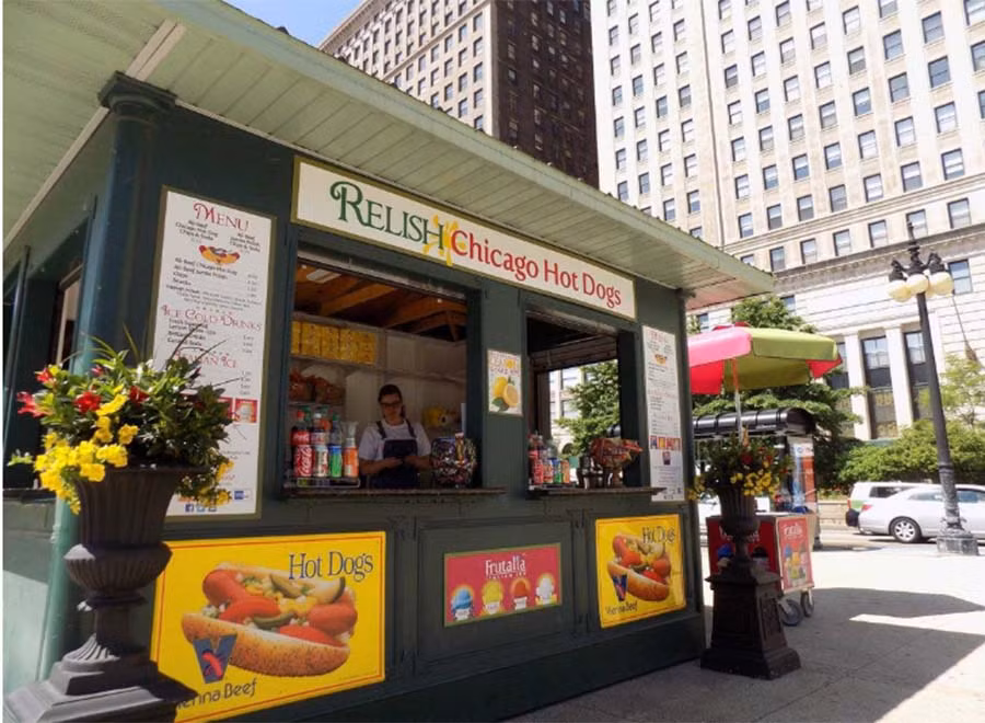 Những quầy hàng bán Chicago hotdog di động sẵn sàng phục vụ du khách gần xa. 