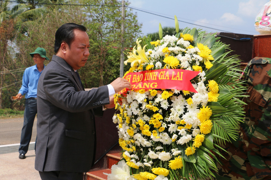 Phó Bí thư Tỉnh ủy Châu Ngọc Tuấn cùng đoàn đã dâng hoa tại Đài Hữu nghị Việt Nam-Campuchia ở Preah Vihear. 