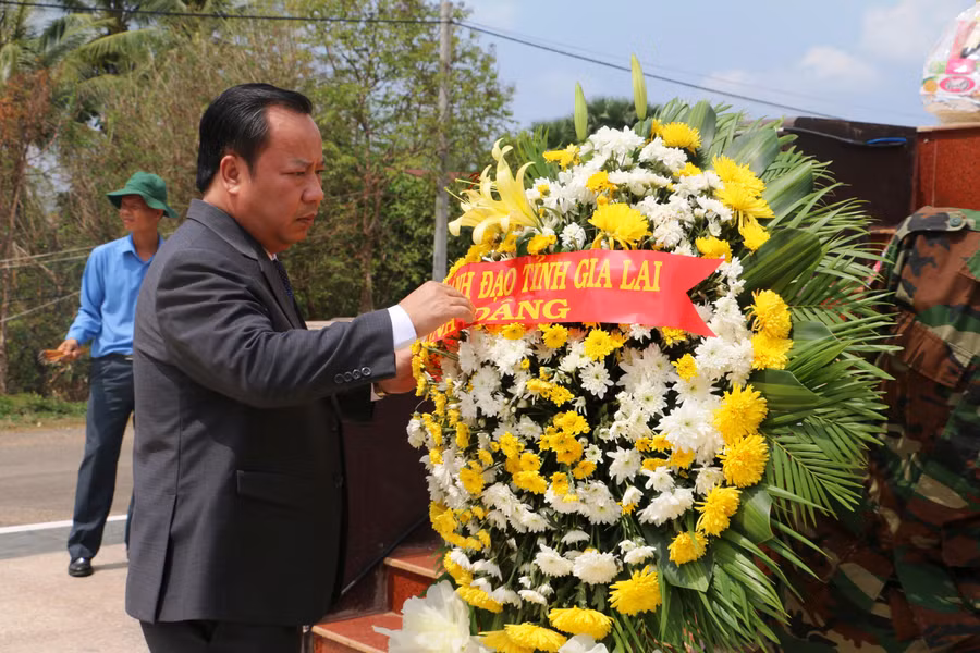 Phó Bí thư Tỉnh ủy Châu Ngọc Tuấn cùng đoàn đã dâng hoa tại Đài Hữu nghị Việt Nam-Campuchia ở Preah Vihear. 