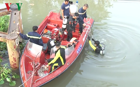 Hơn 20 cán bộ chiến sĩ đến hiện trường tìm kiếm nạn nhân. Hơn 20 cán bộ chiến sĩ đến hiện trường tìm kiếm nạn nhân.