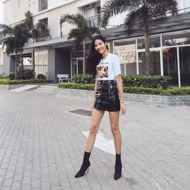 Hoàng Thùy khai thác lợi thế chân dài, dáng chuẩn với chân váy da ngắn, áo thun trắng và boots cao gót. Bộ ba món đồ lý tưởng còn giúp á hậu Hoàn vũ Việt Nam trở nên thời thượng, cá tính hơn đáng kể.