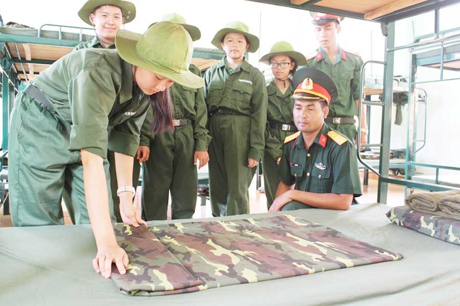  Các bạn nhỏ được học cách gấp nội vụ. Ảnh: Phương Vi