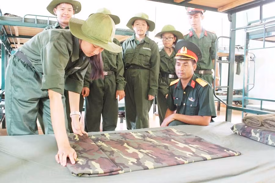  Các bạn nhỏ được học cách gấp nội vụ. Ảnh: Phương Vi