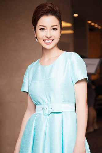 Xuất hiện trong một sự kiện tại TP. HCM, Hoa hậu Jennifer Phạm đẹp nền nã với bộ váy xanh bạc hà mát rượi. Xuất hiện trong một sự kiện tại TP. HCM, Hoa hậu Jennifer Phạm đẹp nền nã với bộ váy xanh bạc hà mát rượi.