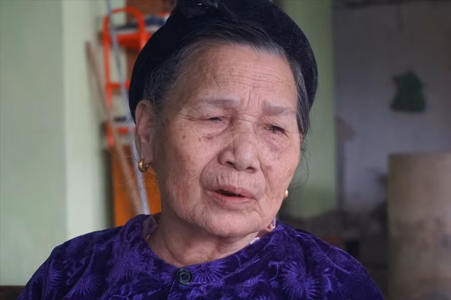 Bà Nguyễn Thị Tý (xóm 9A, xã Cát Văn) khóc nhớ thương con gái Nguyễn Thị Thanh đã hy sinh.