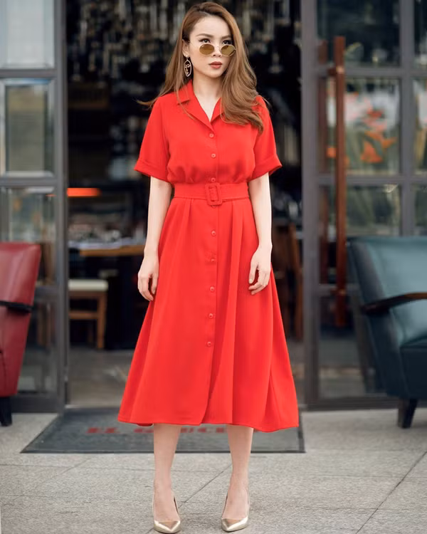  Khi diện đầm mang phong cách vintage Yến Trang khéo chọn phụ kiện hoa tai mặt người, giầy ánh kim hot trend để tạo điểm nhấn độc đáo.