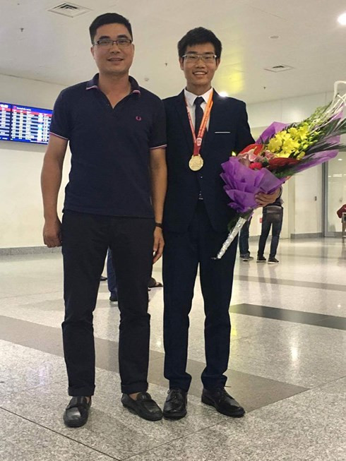 Đinh Quang Hiếu (người đứng bên phải) liên tiếp giành Huy chương Vàng Olympic Hóa học quốc tế năm 2016, 2017. Đinh Quang Hiếu (người đứng bên phải) liên tiếp giành Huy chương Vàng Olympic Hóa học quốc tế năm 2016, 2017.