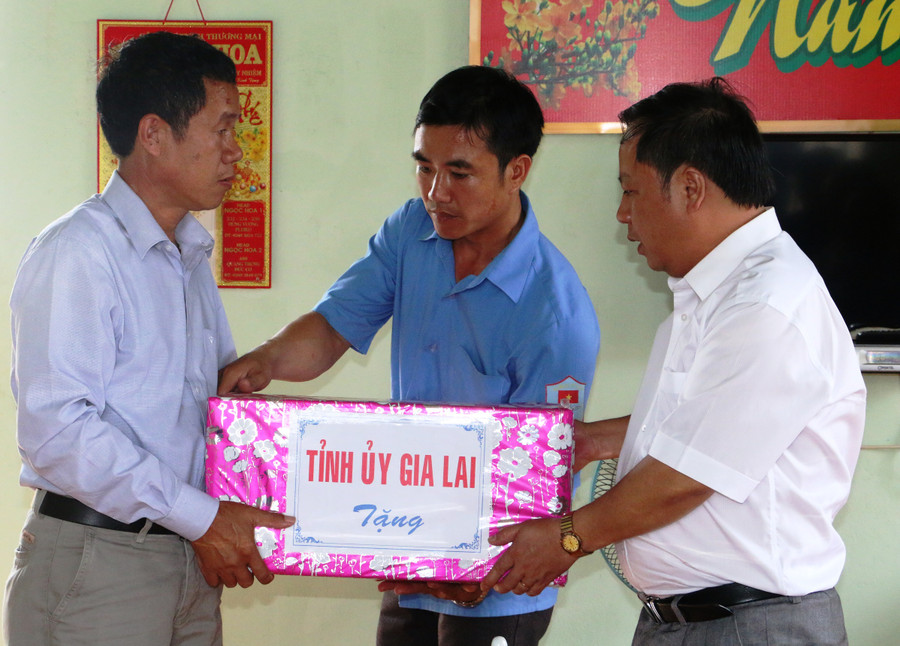 Tặng quà cho Đội K52- Bộ Chỉ huy Quân sự tỉnh đóng quân tại tỉnh Ratanakiri. Ảnh: Trần Dung Tặng quà cho Đội K52- Bộ Chỉ huy Quân sự tỉnh đóng quân tại tỉnh Ratanakiri. Ảnh: Trần Dung