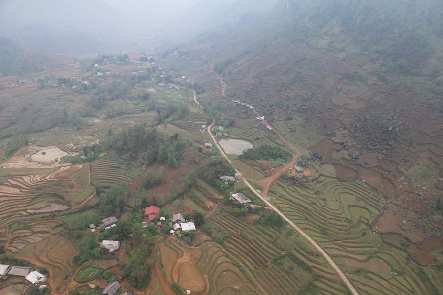 Ngắm thung lũng Mường Hoa từ trên cao. Ảnh: Q.T