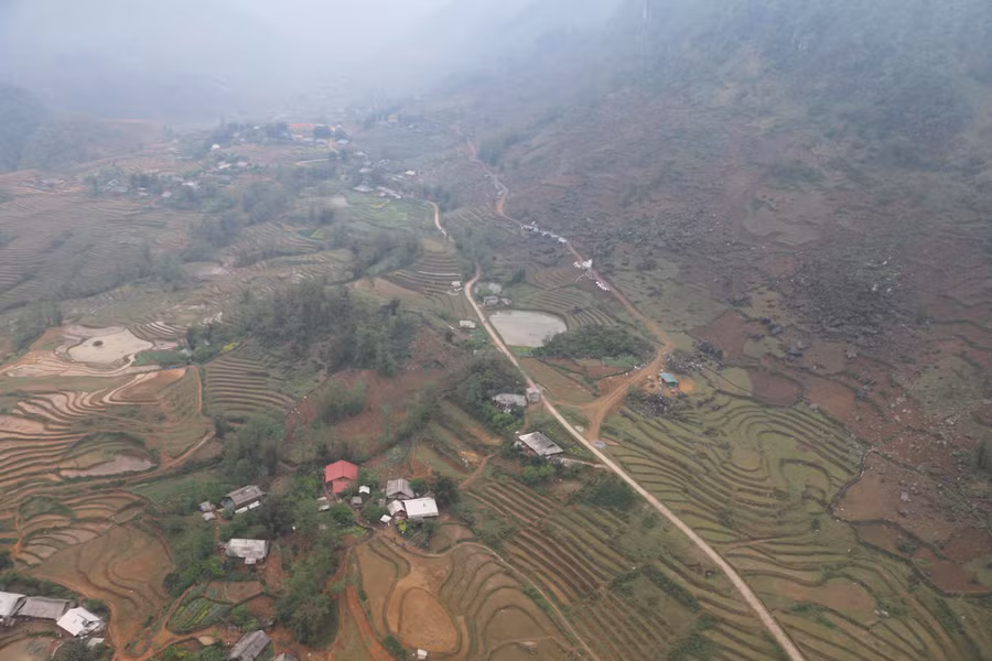 Ngắm thung lũng Mường Hoa từ trên cao. Ảnh: Q.T