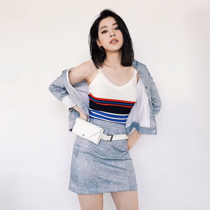  Xu hướng túi đeo hông đang được nhiều fashionista ưa chuộng. Bạn có thể dùng món phụ kiện này để tạo điểm nhấn cho chiếc váy tối giản giống set đồ của Chi Pu.