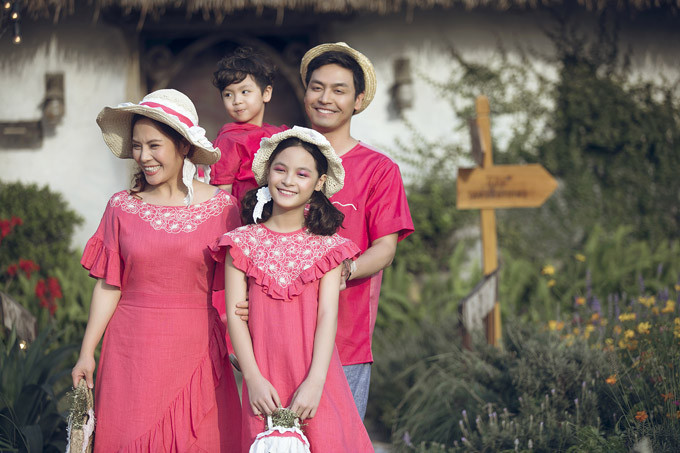 Không ít người ngạc nhiên khi bé Bo, con gái lớn của vợ chồng Phan Anh đã ra dáng thiếu nữ và cao gần bằng mẹ. Cô bé từng cùng bố tham gia chương trình 'Bố ơi! Mình đi đâu thế?' và nhận được nhiều tình cảm của khán giả. Không ít người ngạc nhiên khi bé Bo, con gái lớn của vợ chồng Phan Anh đã ra dáng thiếu nữ và cao gần bằng mẹ. Cô bé từng cùng bố tham gia chương trình 'Bố ơi! Mình đi đâu thế?' và nhận được nhiều tình cảm của khán giả.