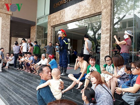 Cư dân F. Home bỏ căn hộ chạy xuống tầng 1 của tòa nhà.  Cư dân F. Home bỏ căn hộ chạy xuống tầng 1 của tòa nhà.