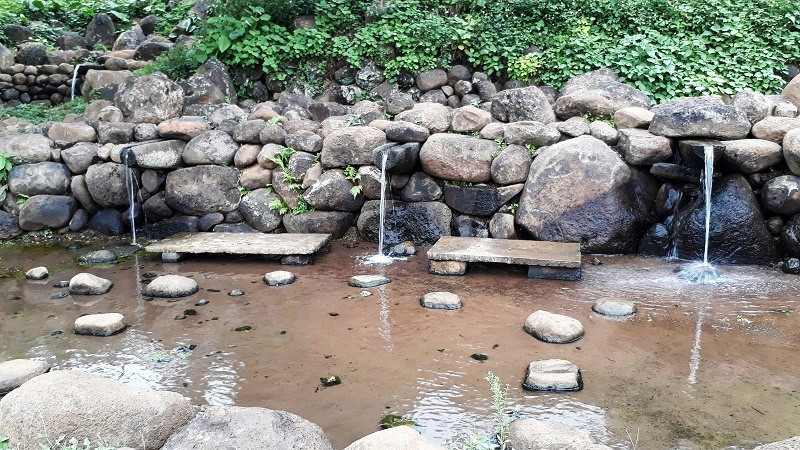 Trải qua hàng ngàn năm lịch sử, mạch nước ngầm giếng cổ Gio An vẫn ngày đêm tuôn chảy. Trải qua hàng ngàn năm lịch sử, mạch nước ngầm giếng cổ Gio An vẫn ngày đêm tuôn chảy.