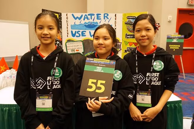  Ba học sinh trường Wellspring giành một trong bốn giải thưởng cao nhất của FLL 2018 diễn ra tại Mỹ. (Ảnh: Hà Thanh)