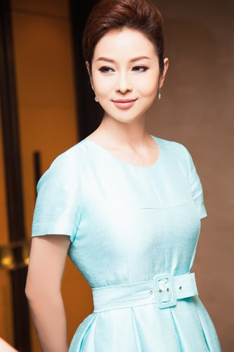 Jennifer Phạm diện bộ váy có thiết kế nhã nhặn với thắt lưng bản to ngang hông làm điểm nhấn.  Jennifer Phạm diện bộ váy có thiết kế nhã nhặn với thắt lưng bản to ngang hông làm điểm nhấn.