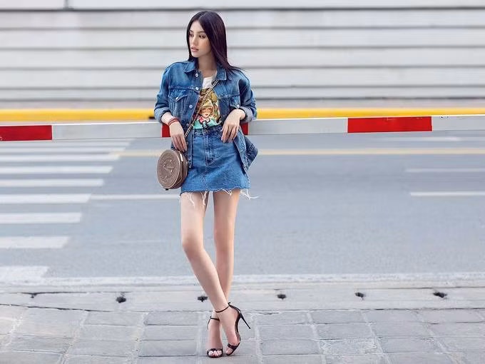  Nếu là tín đồ của xu hướng denim on denim bạn nên học hỏi cách lên đồ của Jolie Nguyễn. Nàng hậu 9X sơ vin chân váy cùng áo thun và hoàn thiện set đồ với một chiếc áo khoác denim bụi bặm. 