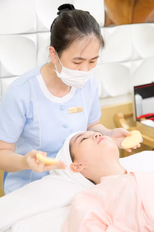 Ngọc Trinh cho biết “nghiện” làm đẹp nên làn da lúc nào cũng phải trong tình trạng đẹp nhất. Không chỉ chăm sóc trị liệu da, người đẹp còn tìm đến liệu trình nâng cơ xóa nhăn để luôn giữ được vẻ ngoài trẻ trung Ngọc Trinh cho biết “nghiện” làm đẹp nên làn da lúc nào cũng phải trong tình trạng đẹp nhất. Không chỉ chăm sóc trị liệu da, người đẹp còn tìm đến liệu trình nâng cơ xóa nhăn để luôn giữ được vẻ ngoài trẻ trung