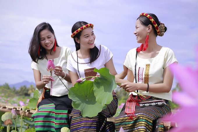  Màu hồng của hoa xen lẫn màu xanh mạ non của lá tạo nên khung cảnh đẹp tựa tranh. Giữa cái nắng hè, hương sen thơm ngát càng khiến cảnh vật càng trở nên hữu tình. Hiện là mùa sen, du khách có thể tranh thủ đến tham quan, chụp ảnh. Giá vào cửa những ngày trong tuần là 20.000 đồng, riêng thứ 6 - chủ nhật là 30.000 đồng. Trẻ em dưới 10 tuổi được miễn phí. Nếu chụp ảnh cưới, bạn sẽ chi 150.000 đồng.