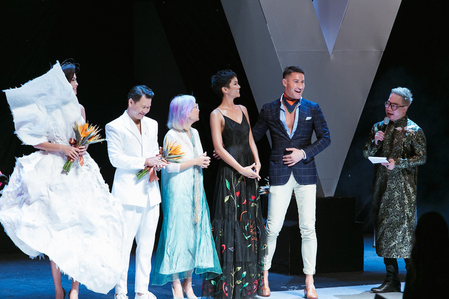 Ngoài ra, đêm bế mạc VIFW 2018 H'Hen Niê cũng được tạp chí Harper's Bazaar bình chọn là người phụ nữ có phong cách thời trang ấn tượng nhất với bộ áo dài đen cổ điển tại tuần lễ thời trang năm nay.  Ngoài ra, đêm bế mạc VIFW 2018 H'Hen Niê cũng được tạp chí Harper's Bazaar bình chọn là người phụ nữ có phong cách thời trang ấn tượng nhất với bộ áo dài đen cổ điển tại tuần lễ thời trang năm nay.