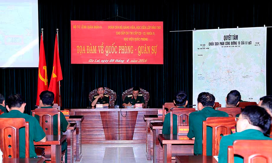  Trung tướng Nguyễn Ngọc Tương, Phó Chính ủy Học viện Quốc phòng và Thiếu tướng Vũ Văn Sỹ, Tư lệnh Quân đoàn 3 đồng chủ trì buổi tọa đàm. Ảnh: Vũ Duy Hiển