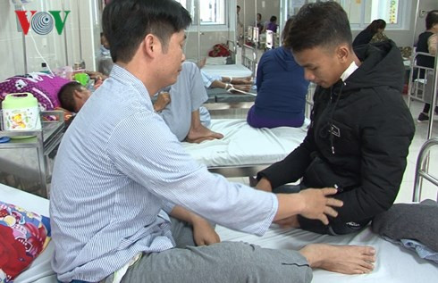 Học sinh Ngô Văn Công sau 10 ngày bỏ trốn đã đến bệnh viện xin lỗi thầy giáo và trình diện cơ quan công an ngày 18-4.