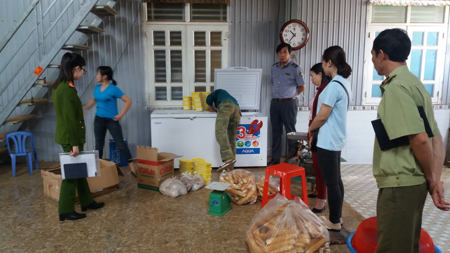  Đoàn thanh tra tiến hành kiểm tra, niêm phong số lượng hàng hóa không rõ nguồn gốc. Ảnh: N.N 