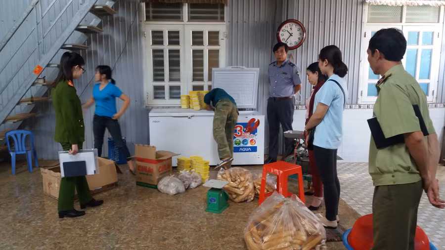  Đoàn thanh tra tiến hành kiểm tra, niêm phong số lượng hàng hóa không rõ nguồn gốc. Ảnh: N.N 