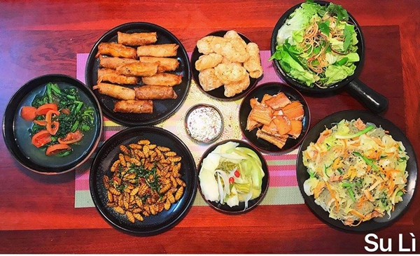 Bà mẹ Hà Nội quan niệm dù bận rộn vẫn phải dành thời gian nấu cho chồng, con những bữa cơm tươm tất để gìn giữ hạnh phúc gia đình. Bà mẹ Hà Nội quan niệm dù bận rộn vẫn phải dành thời gian nấu cho chồng, con những bữa cơm tươm tất để gìn giữ hạnh phúc gia đình.