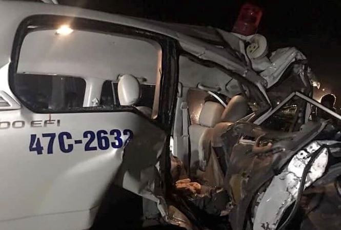 Tại hiện trường, xe cứu thương bị bẹp dúm.