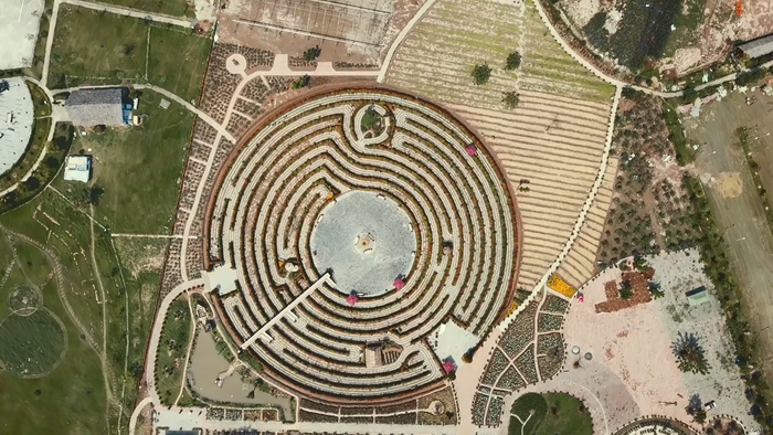 Mê cung khổng lồ có tổng chiều dài 1,8km và được coi là một trong những mê cung bằng cây lớn nhất Việt Nam.