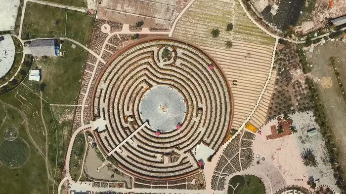 Mê cung khổng lồ có tổng chiều dài 1,8km và được coi là một trong những mê cung bằng cây lớn nhất Việt Nam.