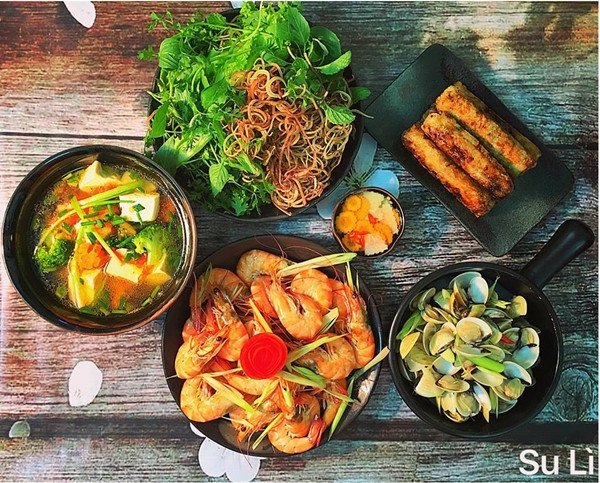 Chị Nguyễn Tâm, 35 tuổi ở Hà Nội, vừa làm nội trợ vừa quản lý công việc kinh doanh tại nhà nên luôn tất bật. Những ngày bận rộn chưa kịp cơm nước, chị hay 'nói khó' ông xã ra ngoài ăn tạm. Thương vợ vất vả nhưng chồng chị Tâm chỉ ăn hàng được 1-2 bữa là 'chịu chết' vì thèm cơm nhà. Chị Nguyễn Tâm, 35 tuổi ở Hà Nội, vừa làm nội trợ vừa quản lý công việc kinh doanh tại nhà nên luôn tất bật. Những ngày bận rộn chưa kịp cơm nước, chị hay 'nói khó' ông xã ra ngoài ăn tạm. Thương vợ vất vả nhưng chồng chị Tâm chỉ ăn hàng được 1-2 bữa là 'chịu chết' vì thèm cơm nhà.