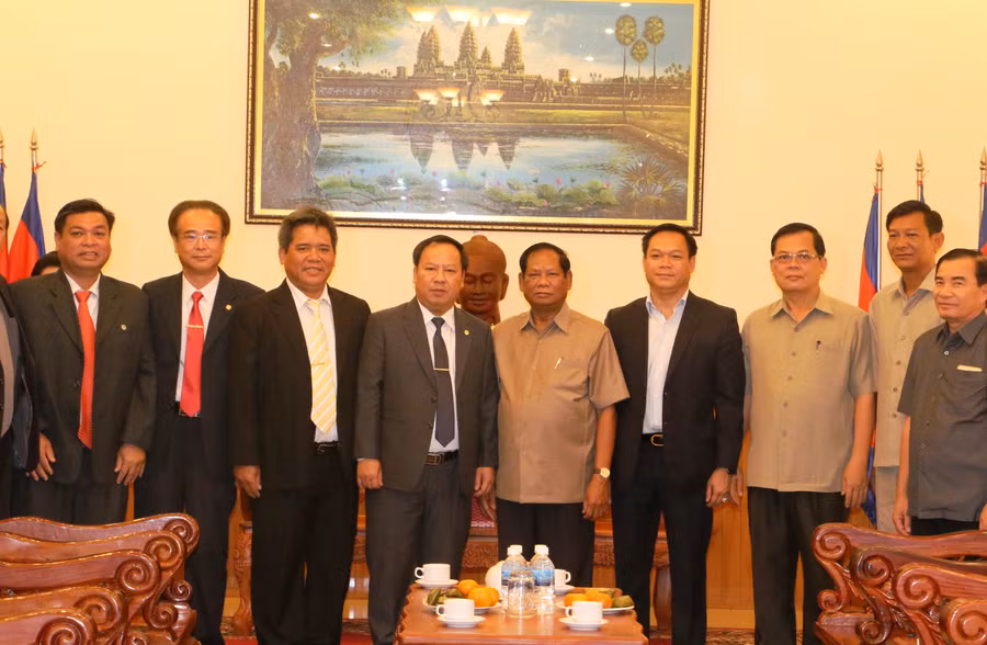 Lãnh đạo 2 tỉnh chụp hình lưu niệm. Ảnh: Trần Dung