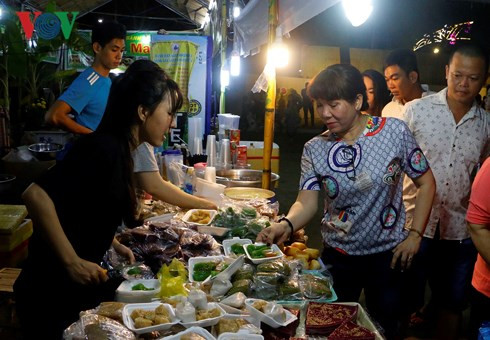  500.000 lượt khách đến tham quan, mua sắm tại Lễ hội bánh dân gian Nam Bộ.