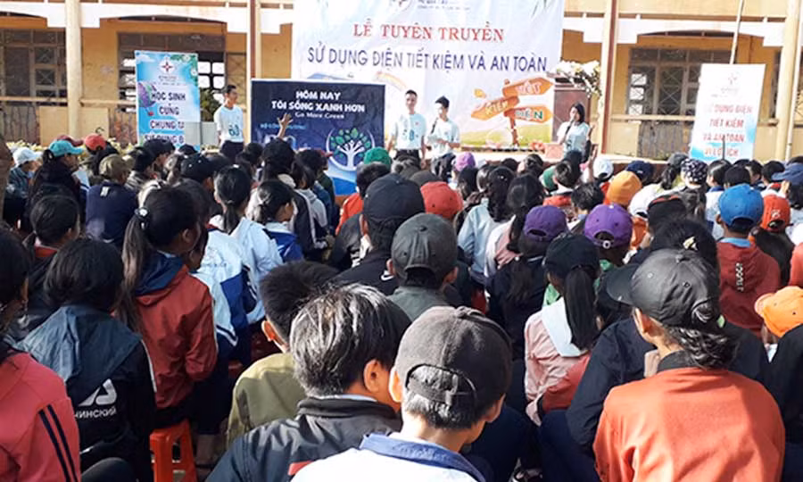  Tuyên truyền sử dụng tiết kiệm điện. Ảnh: Lê Trang