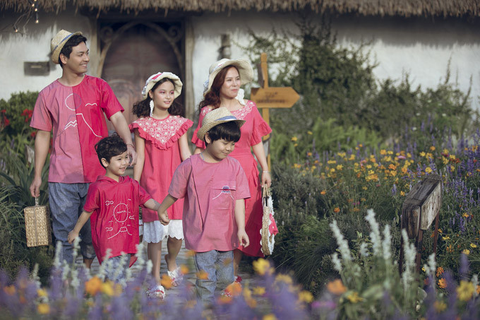 Trong khi Phan Anh và hai con trai mix áo thun với quần ghi thoáng mát thì bà xã và con gái Bo lại diện váy có đường bèo nhún điệu đà. Trong khi Phan Anh và hai con trai mix áo thun với quần ghi thoáng mát thì bà xã và con gái Bo lại diện váy có đường bèo nhún điệu đà.