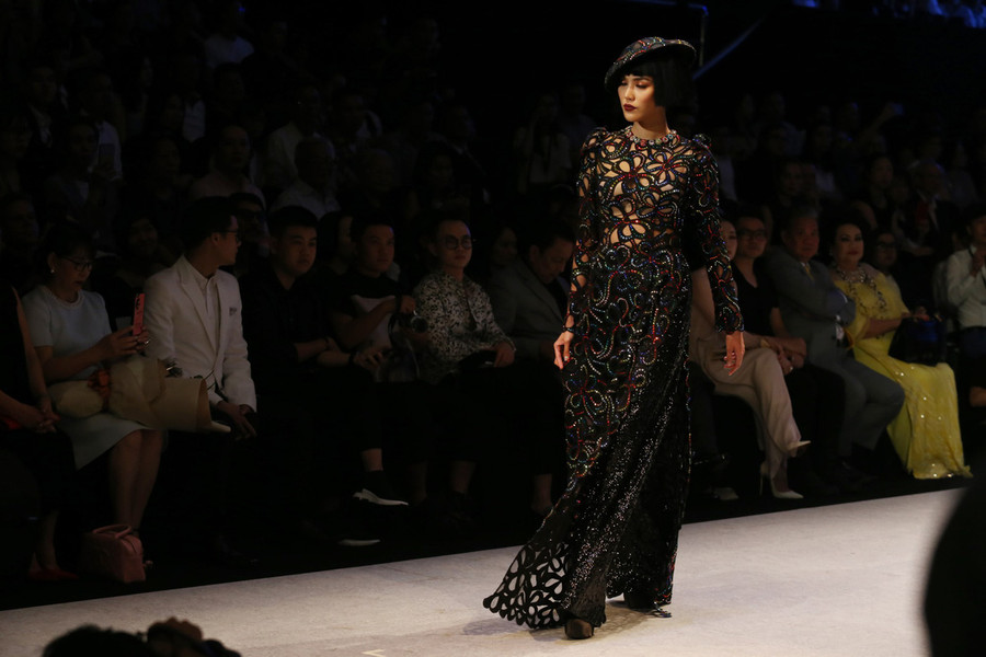  Hình ảnh đại diện từ mỗi câu chuyện được đính kết thủ công bằng cườm, hạt đá, tạo khối chi tiết vải hiệu ứng 3D, thêu tay tỉ mỉ thành một bức tranh sống động công phu trên nền áo dài truyền thống may bằng lưới xuyên thấu.