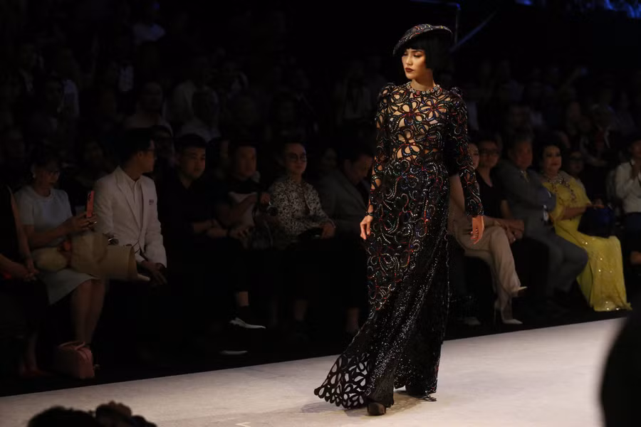  Hình ảnh đại diện từ mỗi câu chuyện được đính kết thủ công bằng cườm, hạt đá, tạo khối chi tiết vải hiệu ứng 3D, thêu tay tỉ mỉ thành một bức tranh sống động công phu trên nền áo dài truyền thống may bằng lưới xuyên thấu.