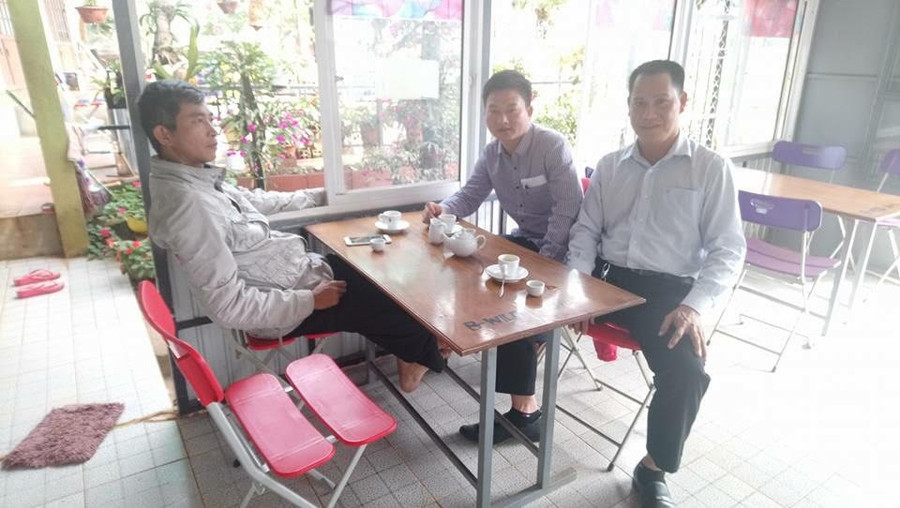 Ông Hồ Vương - chủ của thương hiệu B-wild coffee ở Khe Sanh (bìa trái) và tác giả (ở giữa). Ông Hồ Vương - chủ của thương hiệu B-wild coffee ở Khe Sanh (bìa trái) và tác giả (ở giữa).