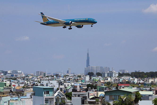 Bên dưới đường bay là những khu dân cư đông đúc với hàng ngàn người đang sinh sống